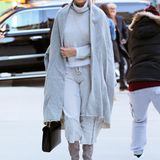 50 Shades of Grey: Topmodel Gigi Hadid kombiniert gekonnt mehrere Jersey-Materialien in verschiedenen Grautönen. Einzig mit ihren Wildlederstiefeln fügt sie einen blassrosa Farbtupfer hinzu.