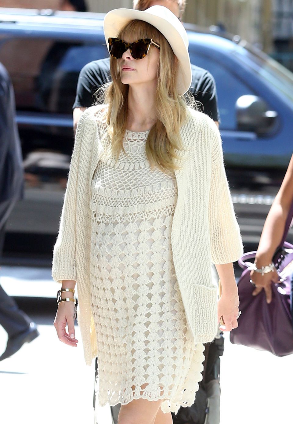 So sieht also der schwangere Strick-Chic aus: Jaime King verhüllt ihr wachsendes Baby-Bäuchlein in einen sehr femininen, cremefarbenen Lagen-Look. So sieht also der schwangere Strick-Chic aus: Jaime King verhüllt ihr wachsendes Baby-Bäuchlein in einen sehr femininen, cremefarbenen Lagen-Look.