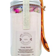 Handgeschöpft: "Dune Rose Himalayan Cristal Salt Scrub & Detox Bath" mit Rosenholz, von Spa Manufactur, ca. 45 Euro