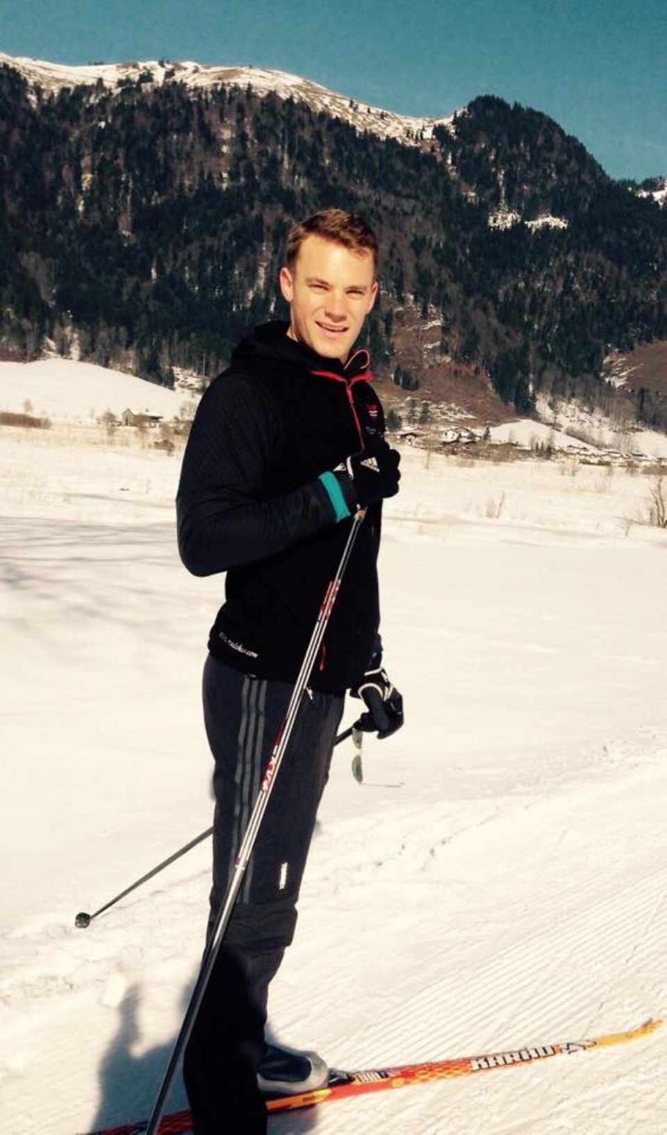 März 2015 Manuel Neuer genießt seinen Sonntag im Schnee. März 2015 Manuel Neuer genießt seinen Sonntag im Schnee.