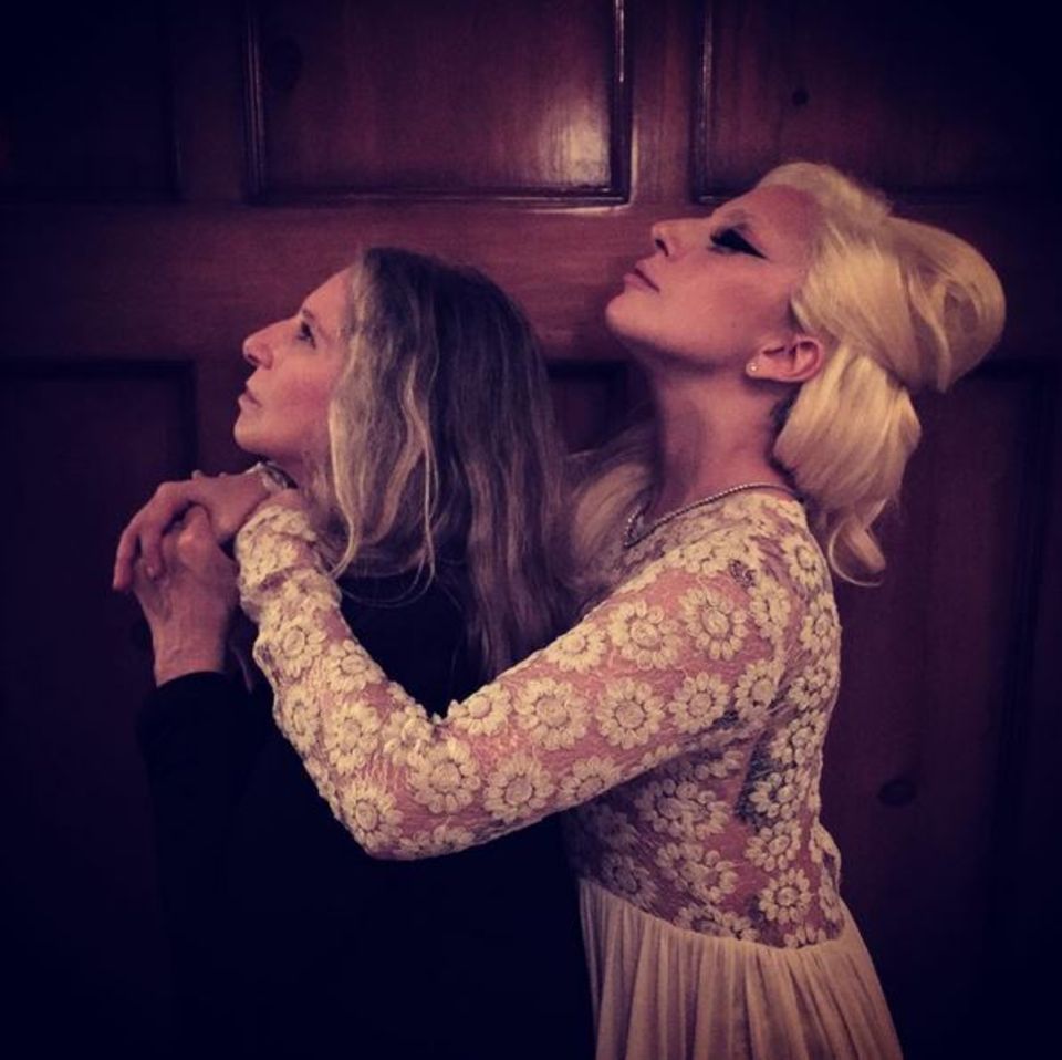 August 2015 Lady Gaga ist begeistert von Barbra Streisand und postet dieses gemeinsame Foto. August 2015 Lady Gaga ist begeistert von Barbra Streisand und postet dieses gemeinsame Foto.
