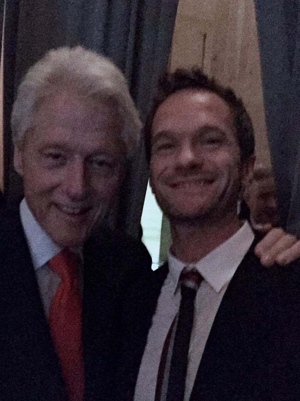 März 2015 Selbst Neil Patrick Harris kommt diese Begegnung mit Bill Clinton surreal vor, aber nicht wirklich unerwartet. Schließlich ist Neil Patrick Harris bei einem Event der "Clinton Foundation" . März 2015 Selbst Neil Patrick Harris kommt diese Begegnung mit Bill Clinton surreal vor, aber nicht wirklich unerwartet. Schließlich ist Neil Patrick Harris bei einem Event der "Clinton Foundation" .
