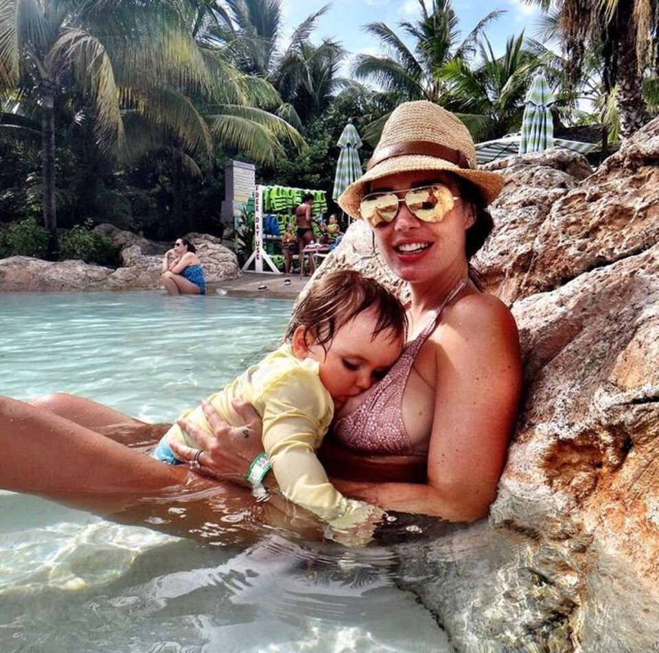 Juni 2015 Auch wenn es das Normalste der Welt ist, scheint Tamara Ecclestone mit diesem Foto Aufmerksamkeit erwecken zu wollen, oder warum postet sie wie sie gerade ihr Kind stillt und gleichzeitig im Pool abhängt? Juni 2015 Auch wenn es das Normalste der Welt ist, scheint Tamara Ecclestone mit diesem Foto Aufmerksamkeit erwecken zu wollen, oder warum postet sie wie sie gerade ihr Kind stillt und gleichzeitig im Pool abhängt?