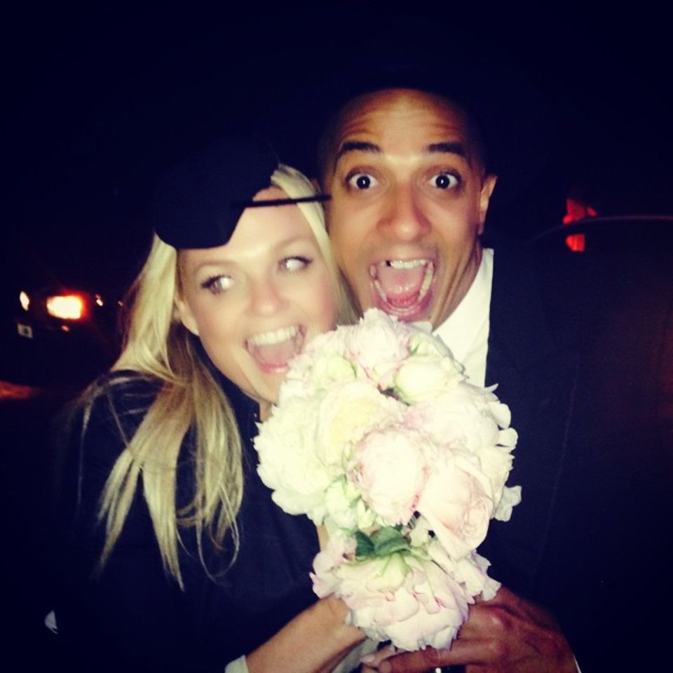 Mai 2015 Emma Bunton hat Geri Halliwells Brautstrauß gefangen. Zusammen mit Jade Jones hält sie den Strauß in die Kamera. Sind die beiden die nächsten? Mai 2015 Emma Bunton hat Geri Halliwells Brautstrauß gefangen. Zusammen mit Jade Jones hält sie den Strauß in die Kamera. Sind die beiden die nächsten?