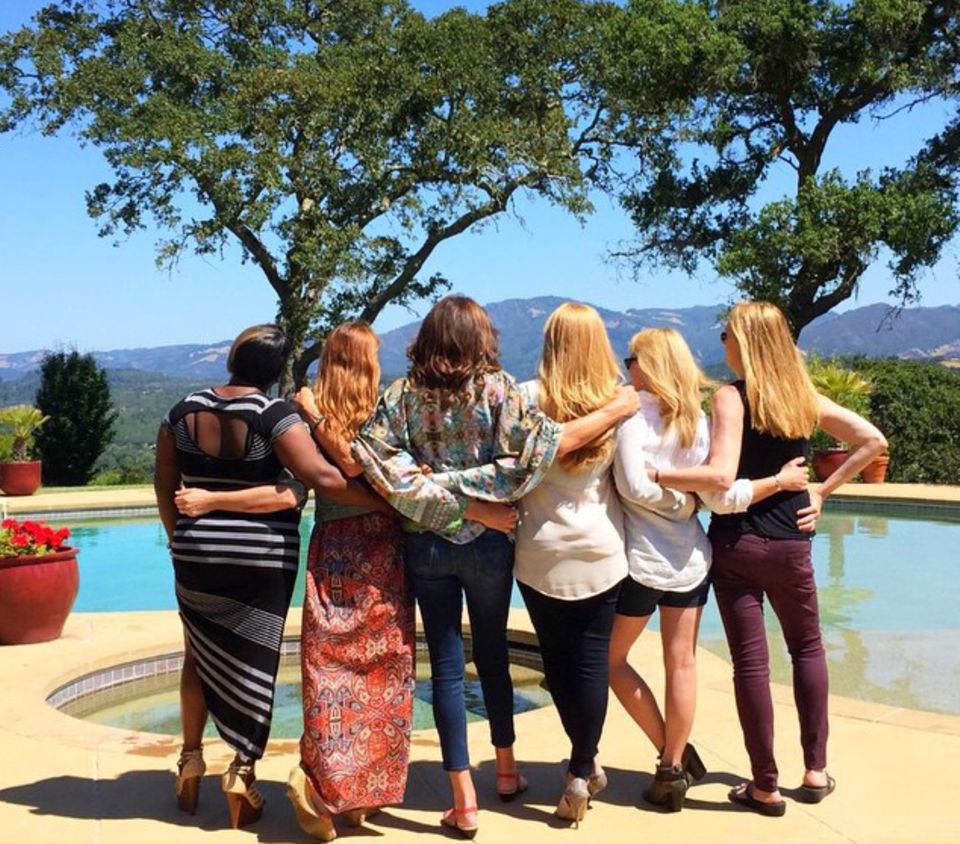 Juni 2015 Caitlyn Jenner (3. v. l.) teilt dieses Foto von sich und Freundinnen, die sie unterstützen, mit den Worten: "Lerne von denen, die diesen Weg vor dir gegangen sind #transistschön". Juni 2015 Caitlyn Jenner (3. v. l.) teilt dieses Foto von sich und Freundinnen, die sie unterstützen, mit den Worten: "Lerne von denen, die diesen Weg vor dir gegangen sind #transistschön".
