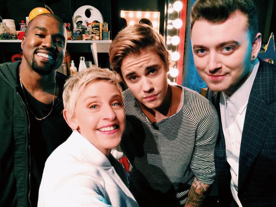 Januar 2015 Was für ein Staraufgebot! Zum Geburtstag der "Ellen Degeneres Show" kommen die ganz Großen, wie Kanye West, Justin Bieber und Sam Smith, um Ellen zu gratulieren. Januar 2015 Was für ein Staraufgebot! Zum Geburtstag der "Ellen Degeneres Show" kommen die ganz Großen, wie Kanye West, Justin Bieber und Sam Smith, um Ellen zu gratulieren.