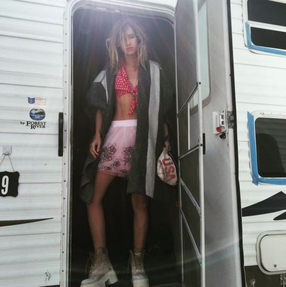 September 2015 Suki Waterhouse teilt dieses Bild vom Burning Man Festival auf Instagram mit uns. Sie hat offensichtlich viel gefeiert. September 2015 Suki Waterhouse teilt dieses Bild vom Burning Man Festival auf Instagram mit uns. Sie hat offensichtlich viel gefeiert.