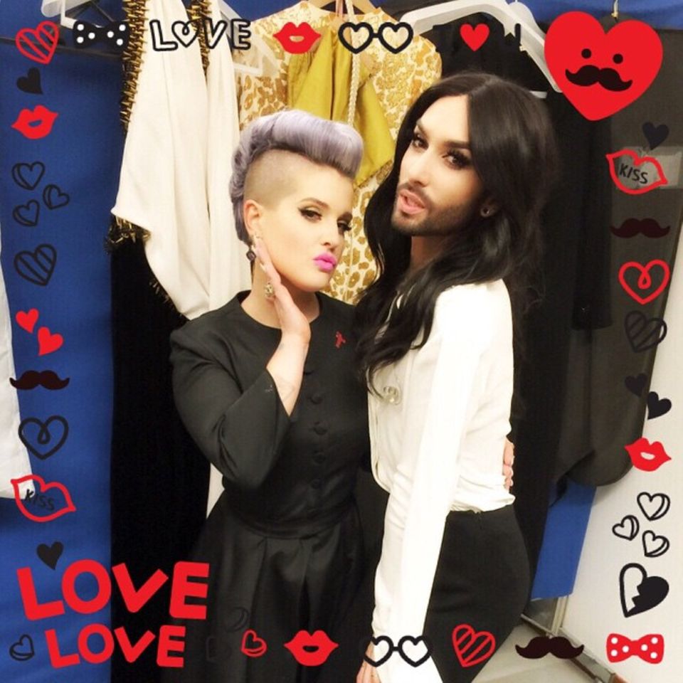 Mai 2015 Kelly Osbourne und Conchita Wurst albern ein wenig in Conchitas Kleiderschrank herum. Mai 2015 Kelly Osbourne und Conchita Wurst albern ein wenig in Conchitas Kleiderschrank herum.