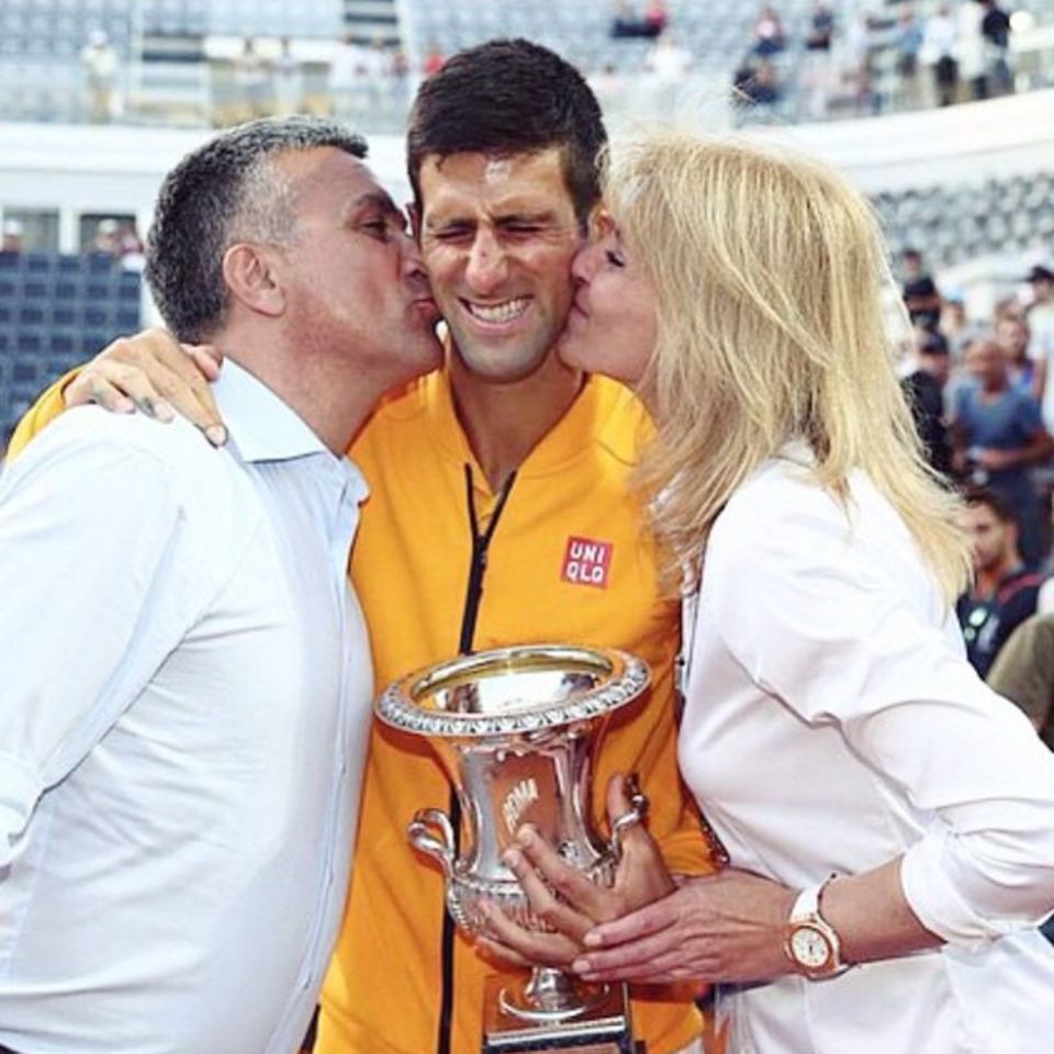 Mai 2015  Wie süß: Boris Becker postet auf Instagram dieses emotionale Foto von Novak Djokovic und seinen Eltern, die sich zusammen über sienen Sieg freuen.