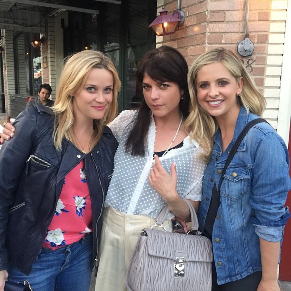 Mai 2015 Nach Jahren treffen sich die weiblichen Hauptdarstellerinnen von "Eiskalte Engel", Reese Witherspoon, Selma Blair und Sarah Michelle Prinze zur Reunion. Anlass ist ein neues Musical mit der Geschichte das Films. Mai 2015 Nach Jahren treffen sich die weiblichen Hauptdarstellerinnen von "Eiskalte Engel", Reese Witherspoon, Selma Blair und Sarah Michelle Prinze zur Reunion. Anlass ist ein neues Musical mit der Geschichte das Films.