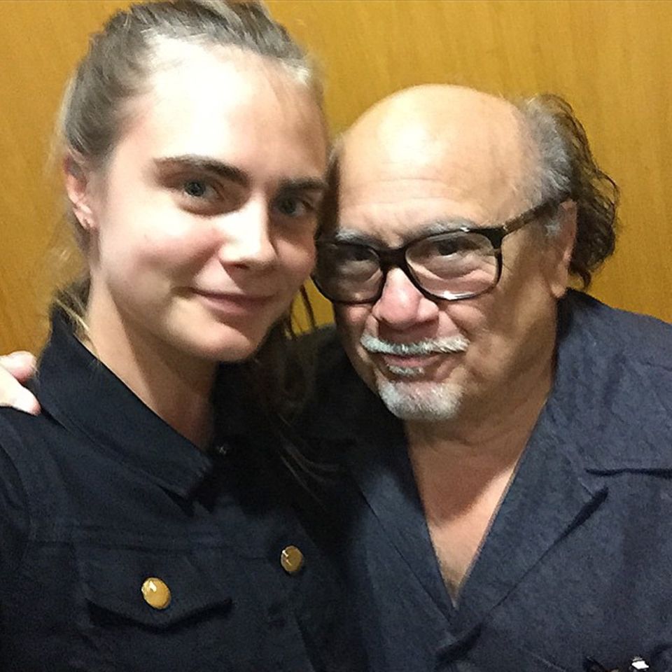 Januar 2015 Die bezaubernde Cara Delevinge trifft auf die Filmlegende Danny Devito und bemerkt, dass beide "Double D" als Namenskürzel haben. Januar 2015 Die bezaubernde Cara Delevinge trifft auf die Filmlegende Danny Devito und bemerkt, dass beide "Double D" als Namenskürzel haben.