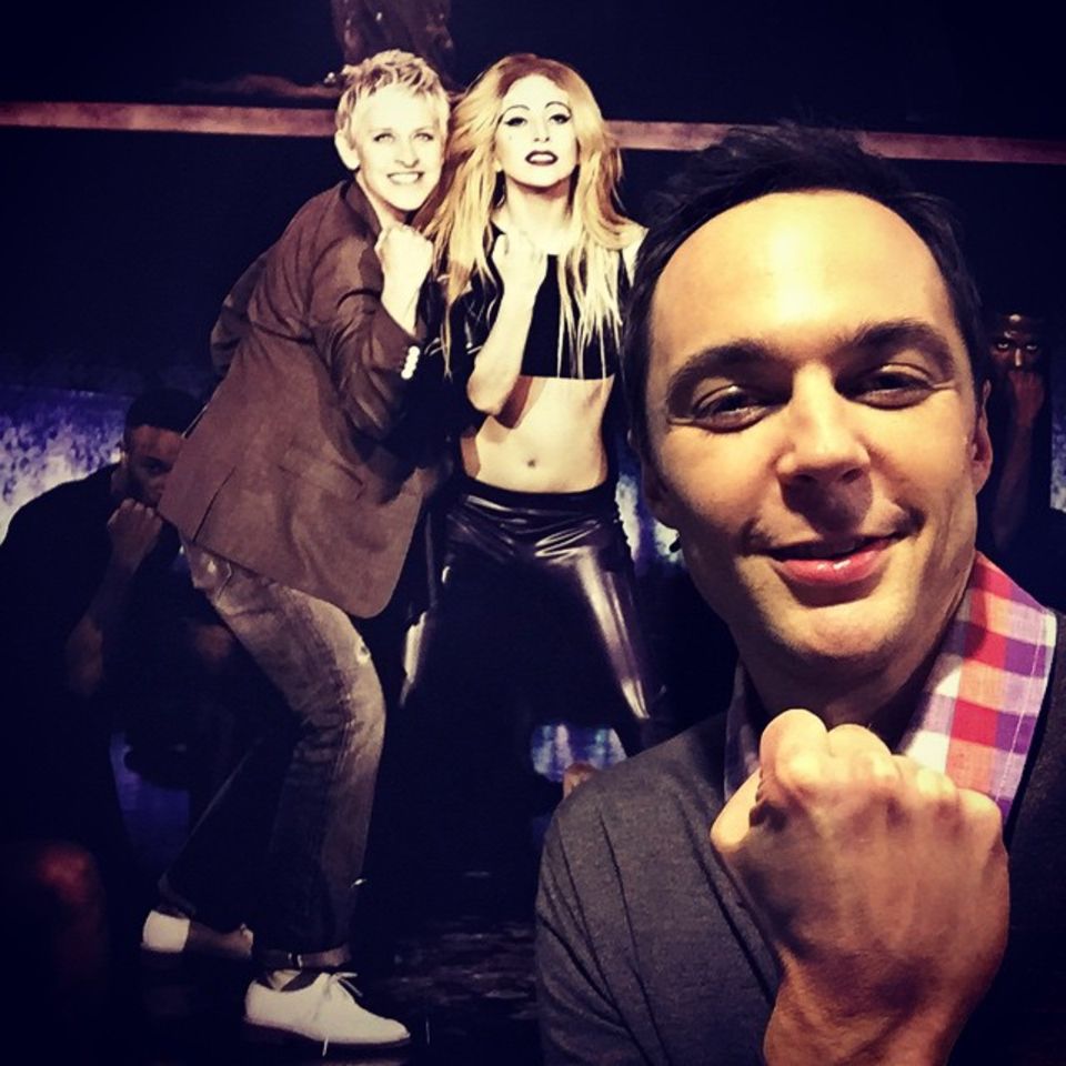 Januar 2015 Jim Parsons zeigt vor Ellen DeGeneres und Lady GaGa seine Faust. Januar 2015 Jim Parsons zeigt vor Ellen DeGeneres und Lady GaGa seine Faust.