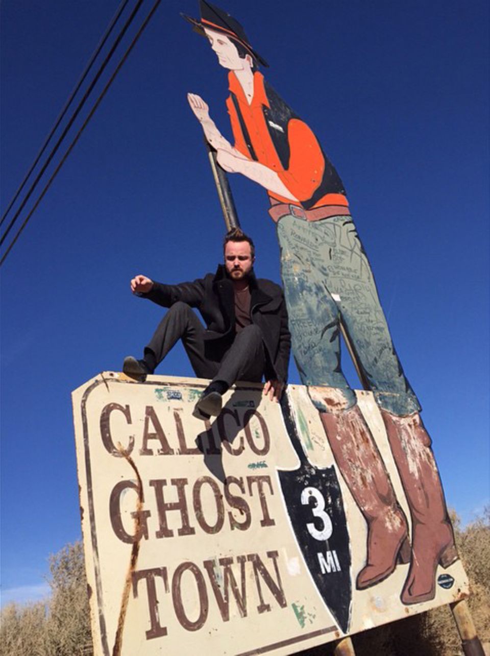 Januar 2015 Aaron Paul besucht in der Mojavewüste die Geisterstadt Calico. Januar 2015 Aaron Paul besucht in der Mojavewüste die Geisterstadt Calico.