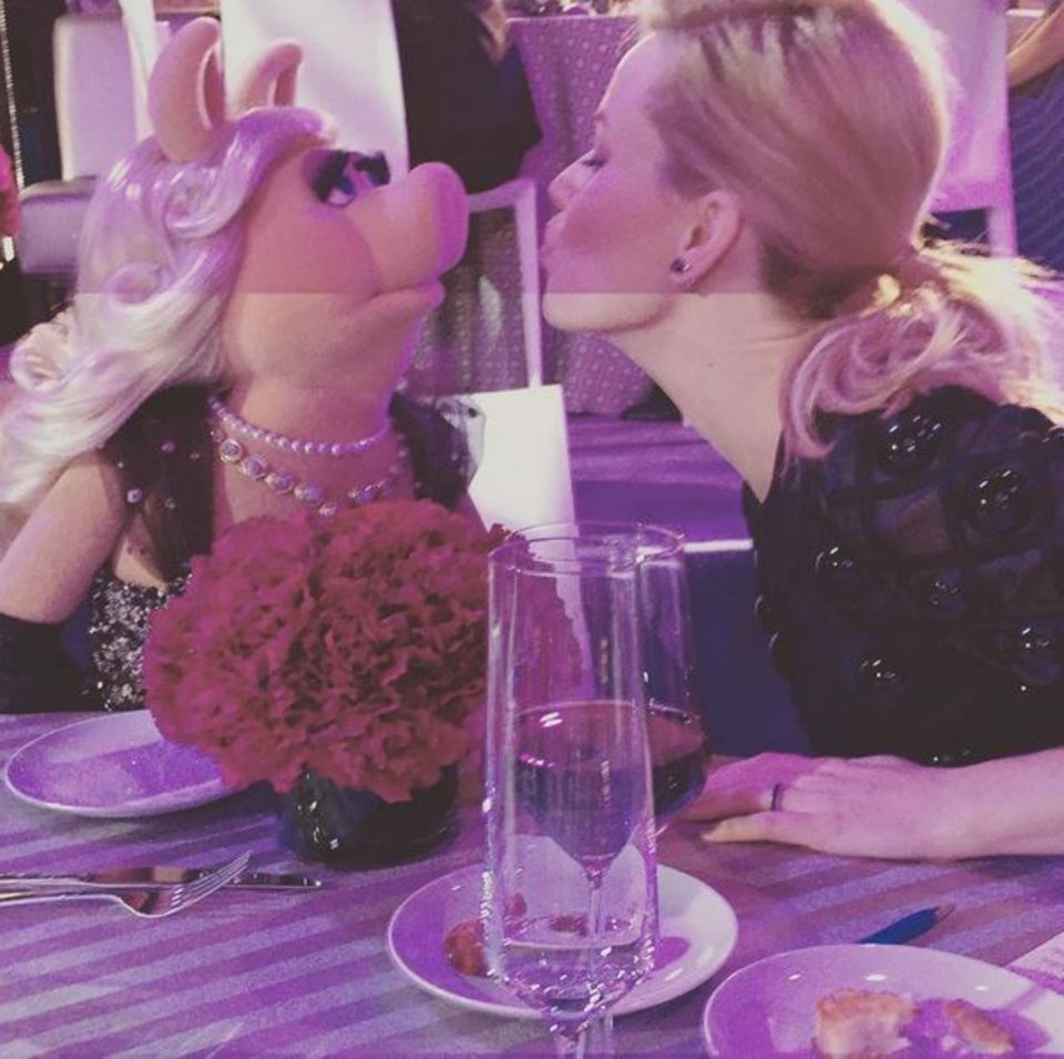 November 2015 Ganz große Liebe: Miss Piggy und Elizabeth Banks verbringen einen Abend zusammen. November 2015 Ganz große Liebe: Miss Piggy und Elizabeth Banks verbringen einen Abend zusammen.