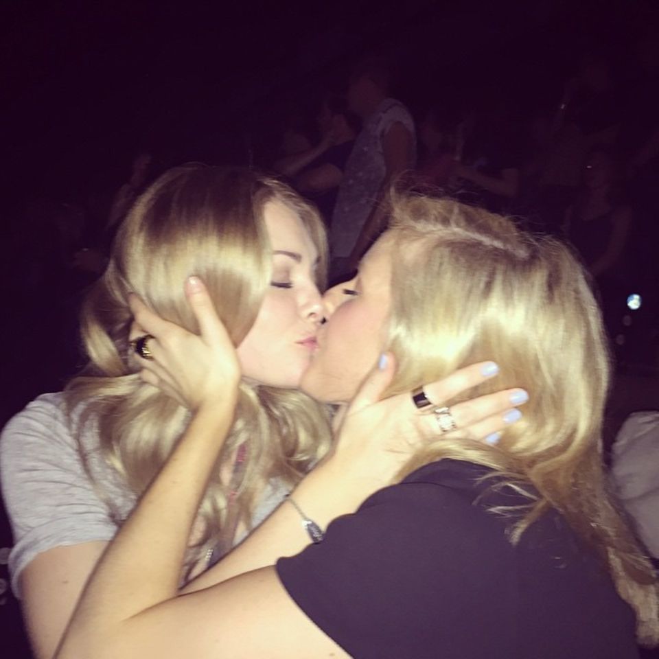 Ellie goulding lesbian kiss