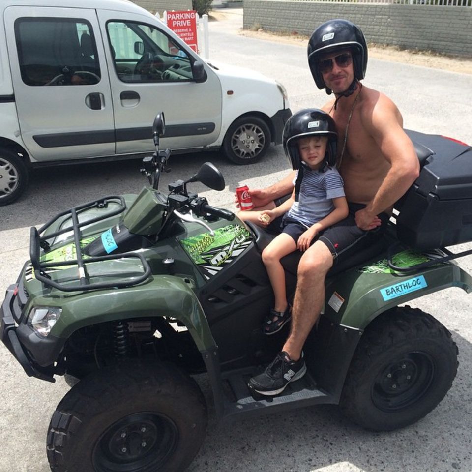 Mai 2015 "Wir flitzen mit dem Quad. Alle tun es", sagt Robin Thicke und zeigt sich mit seinem Sohn auf seinem Instagram-Account. Mai 2015 "Wir flitzen mit dem Quad. Alle tun es", sagt Robin Thicke und zeigt sich mit seinem Sohn auf seinem Instagram-Account.