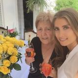 August 2015  Cathy Hummels gratuliert ihrer Oma zum 80. Geburtstag.
