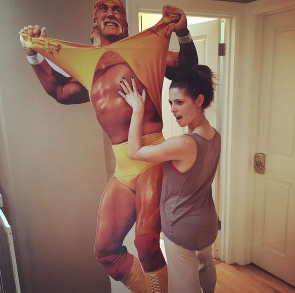 Juni 2015 Ashley Greene zeigt sich mit einem lebensgroßen Aufsteller von Hulk Hogan auf Instagram. Juni 2015 Ashley Greene zeigt sich mit einem lebensgroßen Aufsteller von Hulk Hogan auf Instagram.