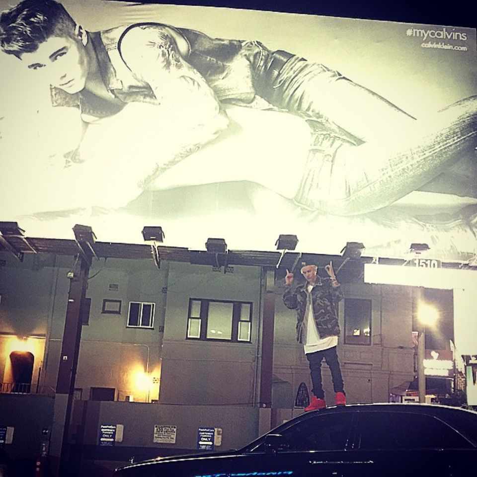 Januar 2015 Justin Bieber ist stolz auf sich, er ziert mit Model Lara Stone riesige Plakatwände im Auftrag von "Calvin Klein Jeans". Januar 2015 Justin Bieber ist stolz auf sich, er ziert mit Model Lara Stone riesige Plakatwände im Auftrag von "Calvin Klein Jeans".