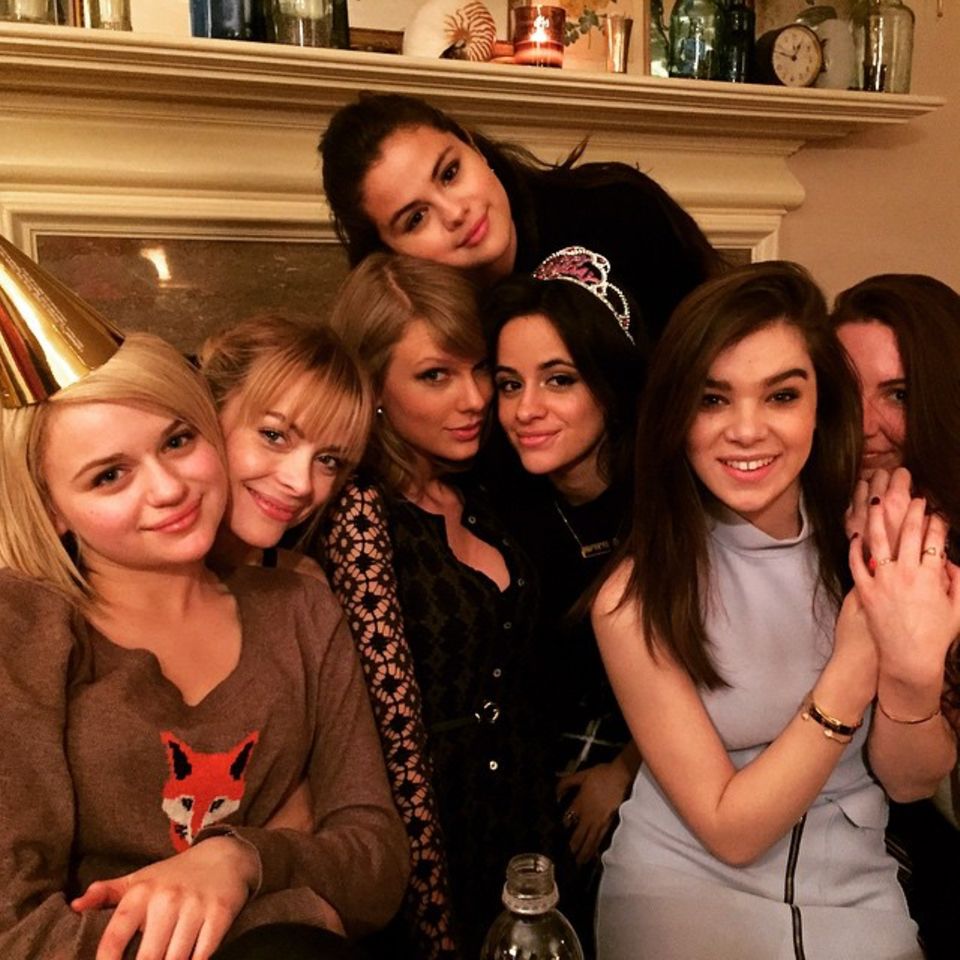 März 2015 Wohoo! Mädchenabend unter anderem mit Selena Gomez, Tyalor Swift, Sarah Hyland, Hailee Steinfeld und Jamie King. Sie feiern die Volljährigkeit von Camila Cabello mit Torte und Partyhütchen. März 2015 Wohoo! Mädchenabend unter anderem mit Selena Gomez, Tyalor Swift, Sarah Hyland, Hailee Steinfeld und Jamie King. Sie feiern die Volljährigkeit von Camila Cabello mit Torte und Partyhütchen.