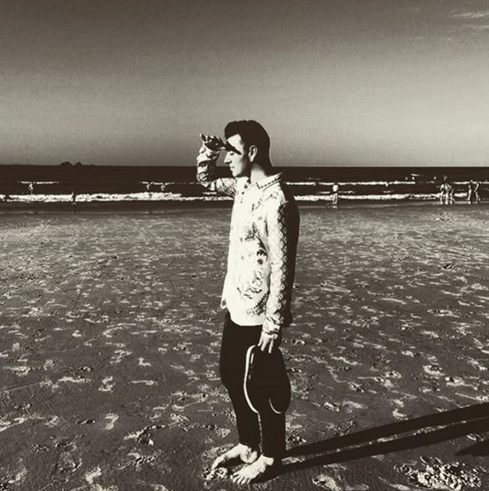 Dezember 2015  Sam Smith läuft der Sonne entgegen und genießt die Auszeit am Strand.