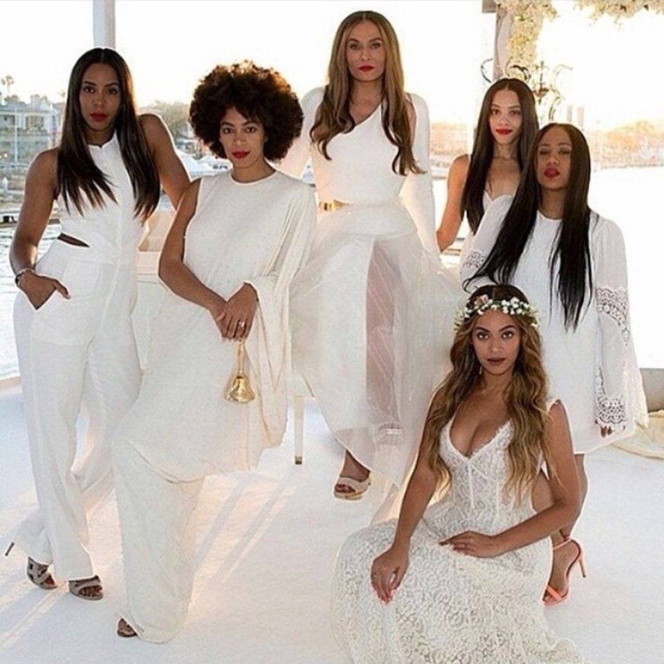 April 2015 Kelly Rowland teilt auf Instagram ein Foto von der Hochzeit von Tina Knowles, Beyoncés Mutter. Auch Solange Knowles und Schauspielerin Bianca Lawson sind mit dabei. April 2015 Kelly Rowland teilt auf Instagram ein Foto von der Hochzeit von Tina Knowles, Beyoncés Mutter. Auch Solange Knowles und Schauspielerin Bianca Lawson sind mit dabei.