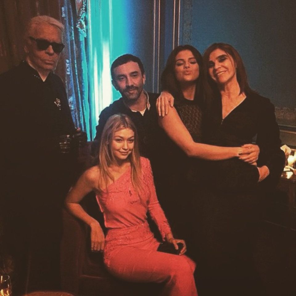 März 2015 Ein Gruppenfoto wie ein Gemälde! Zur Fashion Week in Paris kommt diese auserlesene Gruppe von Modeaffinen zusammen. Es sind Karl Lagerfeld, Ricardo Tisci, Gigi Hadid, Selena Gomez und Carine Roitfeld. März 2015 Ein Gruppenfoto wie ein Gemälde! Zur Fashion Week in Paris kommt diese auserlesene Gruppe von Modeaffinen zusammen. Es sind Karl Lagerfeld, Ricardo Tisci, Gigi Hadid, Selena Gomez und Carine Roitfeld.