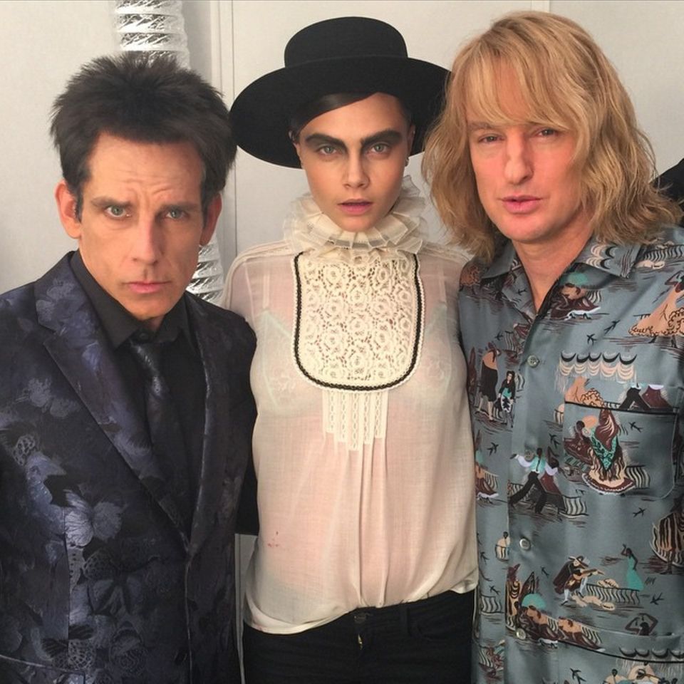 März 2015 Während der "Pariser Fashion Week" krallt sich Cara Delevingne die beiden "Show-Crasher" Ben Stiller und Owen Wilson, um mit ihnen ein Foto zu machen. März 2015 Während der "Pariser Fashion Week" krallt sich Cara Delevingne die beiden "Show-Crasher" Ben Stiller und Owen Wilson, um mit ihnen ein Foto zu machen.