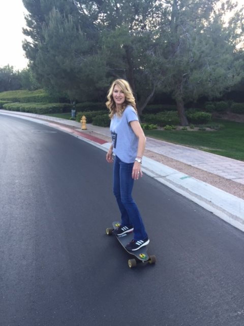 April 2015 Lässiges Skater-Girl: Steffi Graf hat für dieses Foto den Tennisschläger gegen ein Skateboard getauscht. "Ich versuche, mit den Kids mitzuhalten", schreibt die ehemalige Profispielerin dazu. April 2015 Lässiges Skater-Girl: Steffi Graf hat für dieses Foto den Tennisschläger gegen ein Skateboard getauscht. "Ich versuche, mit den Kids mitzuhalten", schreibt die ehemalige Profispielerin dazu.