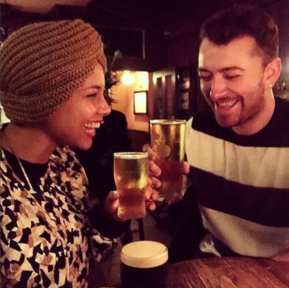 Oktober 2015 Sam Smith hat's geschafft: Alicia Keys ist zum ersten Mal in einem englischen Pub. Oktober 2015 Sam Smith hat's geschafft: Alicia Keys ist zum ersten Mal in einem englischen Pub.