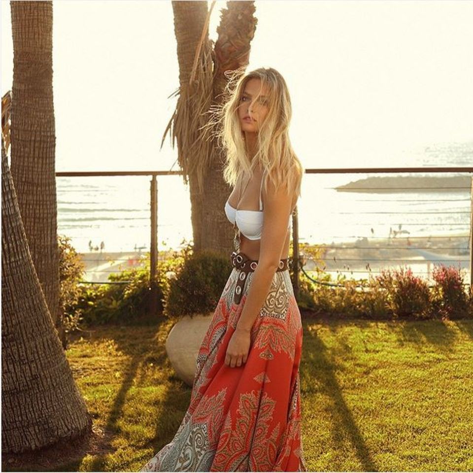 Bar Refaeli teilt dieses bezaubernde Sommerfoto von sich. Bar Refaeli teilt dieses bezaubernde Sommerfoto von sich.