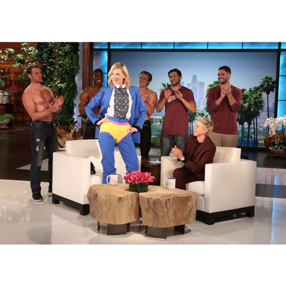 März 2015 Was ist da denn los?! In der Show von Ellen DeGeneres trägt Cate Blanchett ein Höschen über ihrem Outfit. März 2015 Was ist da denn los?! In der Show von Ellen DeGeneres trägt Cate Blanchett ein Höschen über ihrem Outfit.