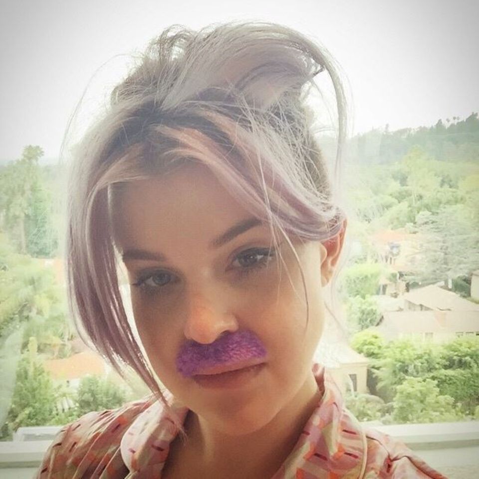 Juni 2015 So würde Kelly Osbourne vermutlich aussehen, wäre sie ein Mann. Statt lila Haare gäbe es einen lila Schnurrbart für die Künstlerin. Juni 2015 So würde Kelly Osbourne vermutlich aussehen, wäre sie ein Mann. Statt lila Haare gäbe es einen lila Schnurrbart für die Künstlerin.