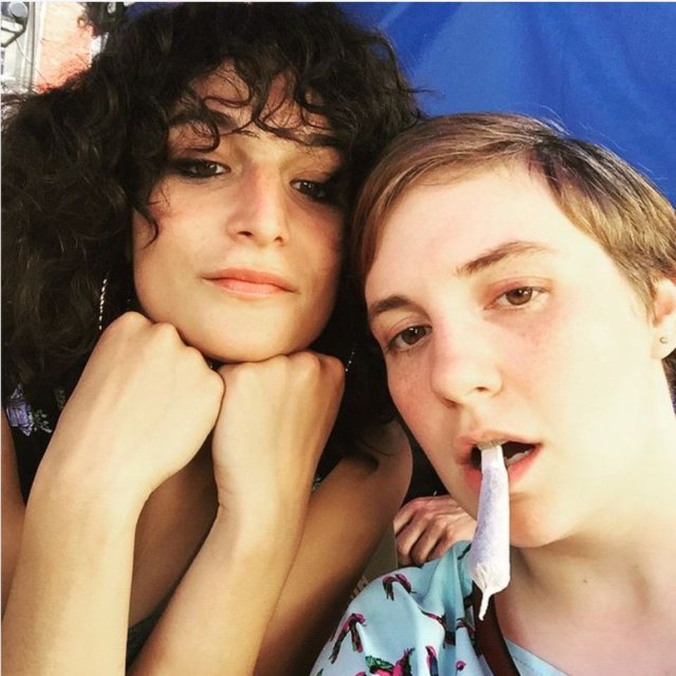 Juni 2015: Für ein Selfie mit Jenny Slate steckt sich Lena Dunham einen 'zu gross geratenen fake-Joint' zwischen die Lippen. Juni 2015: Für ein Selfie mit Jenny Slate steckt sich Lena Dunham einen 'zu gross geratenen fake-Joint' zwischen die Lippen.