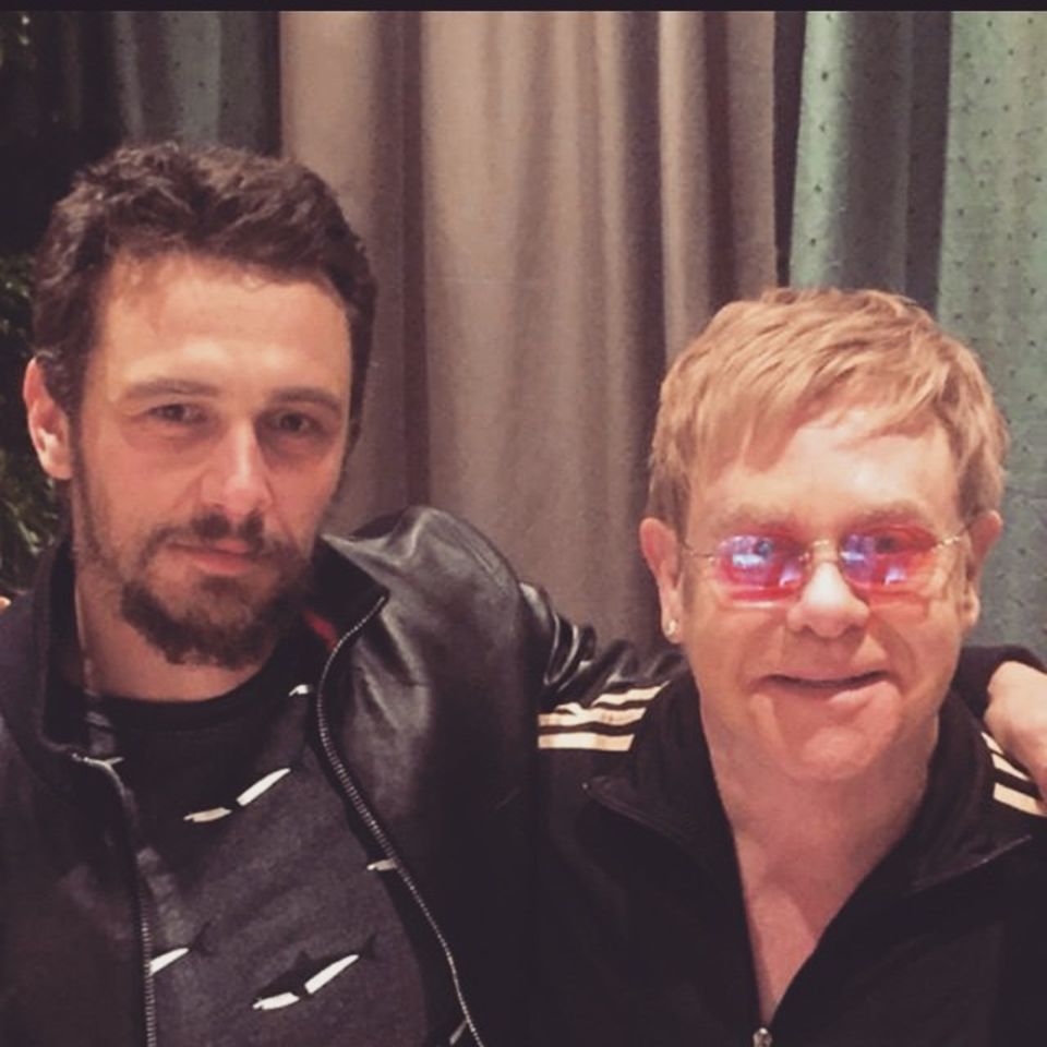 März 2015 James Franco und Elton John verbringen Backstage von Elton's Show "The Million Dollor Piano" ein wenig Zeit miteinander. März 2015 James Franco und Elton John verbringen Backstage von Elton's Show "The Million Dollor Piano" ein wenig Zeit miteinander.