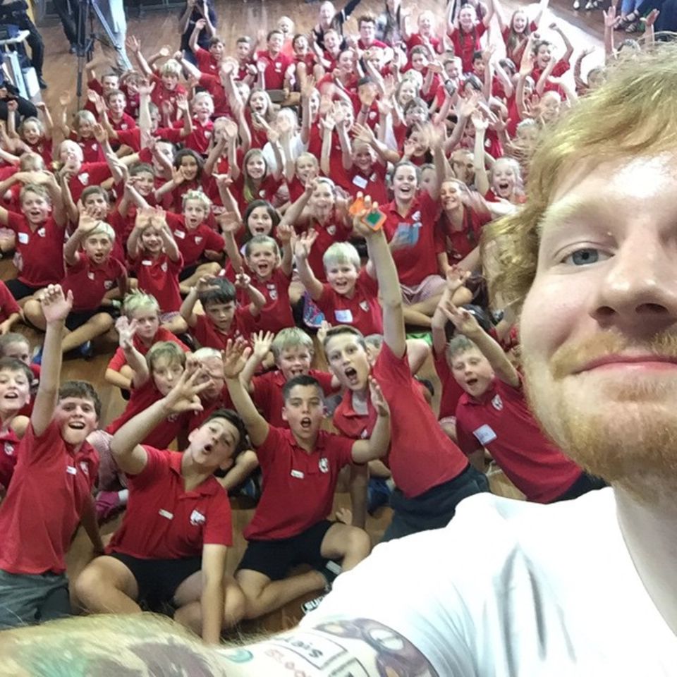 April 2015: Was für ein aufregender Besuch für diese erste Klasse. Ed Sheeran kam an diesem Nachmittag vorbei, um ein wenig mit ihnen zu singen. April 2015: Was für ein aufregender Besuch für diese erste Klasse. Ed Sheeran kam an diesem Nachmittag vorbei, um ein wenig mit ihnen zu singen.