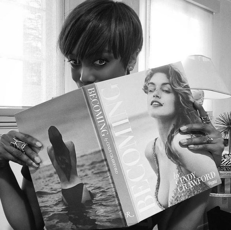 September 2015 Tyra Banks fühlt sich durch Cindy Crawford inspiriert und gratuliert ihr zu ihrem neuen Buch. September 2015 Tyra Banks fühlt sich durch Cindy Crawford inspiriert und gratuliert ihr zu ihrem neuen Buch.