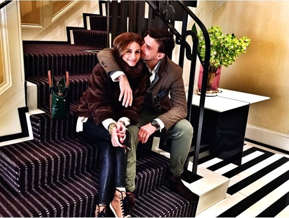 März 2015  Wie aus einem Hochglanzmagazin: Johannes Huebl und Olivia Palermo genießen einen freien Sonntag gemeinsam und posieren in dieser traumhaften Treppenhaus-Kulisse.