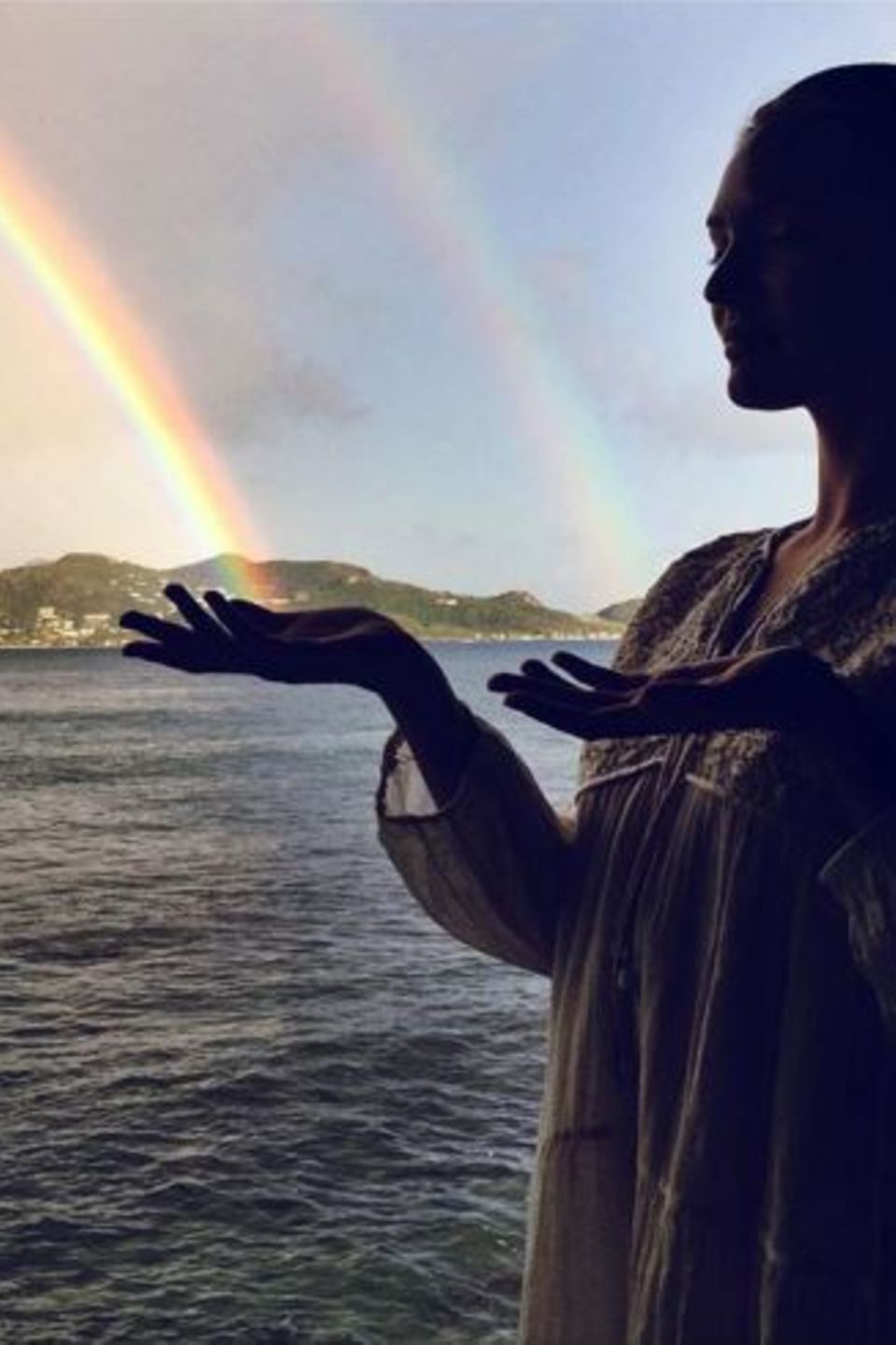 Dezember 2015  Candice Swanepoel hat magische Kräfte und zaubert auf einer karibischen Insel gleich mehrere Regenbögen.
