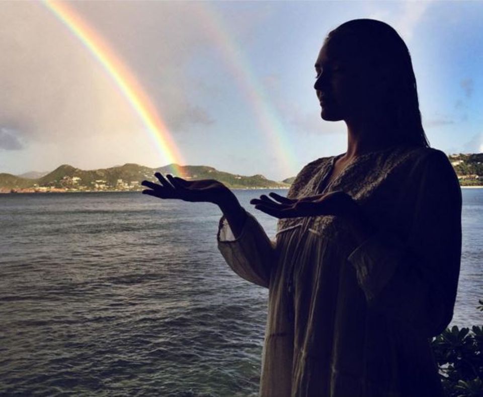 Dezember 2015 Candice Swanepoel hat magische Kräfte und zaubert auf einer karibischen Insel gleich mehrere Regenbögen. Dezember 2015 Candice Swanepoel hat magische Kräfte und zaubert auf einer karibischen Insel gleich mehrere Regenbögen.