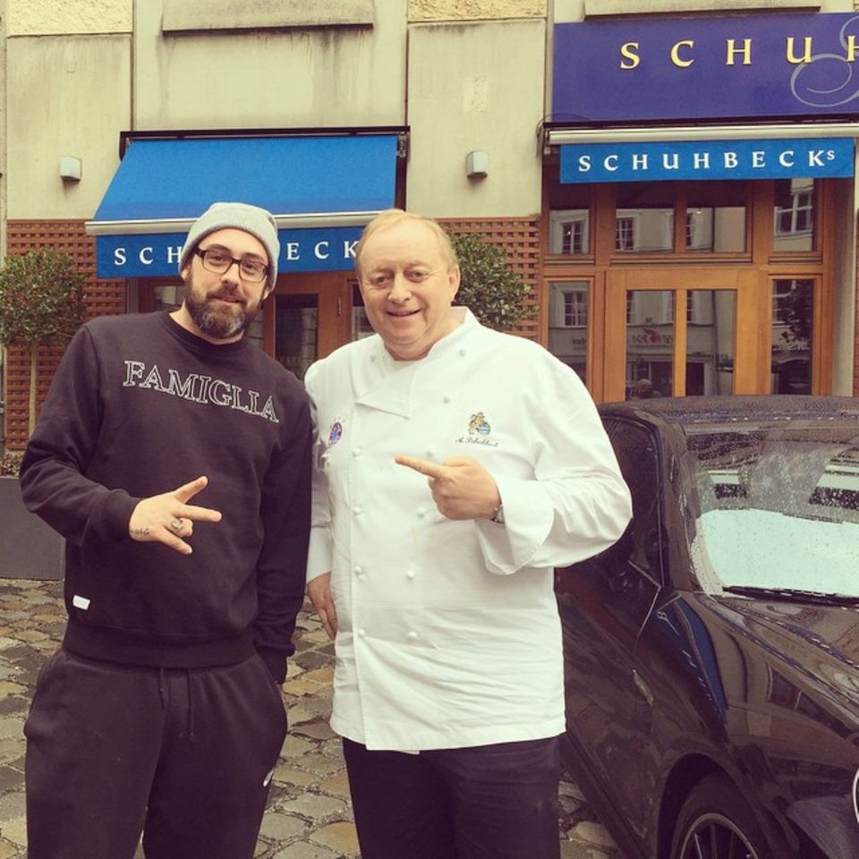 März 2015 Sido und Alfons Schubeck? Auch wenn man vermeintlich denkt, die Zwei, das passt doch gar nicht, bringt die gute Küche von Alfons Schubeck diese Herren zusammen. März 2015 Sido und Alfons Schubeck? Auch wenn man vermeintlich denkt, die Zwei, das passt doch gar nicht, bringt die gute Küche von Alfons Schubeck diese Herren zusammen.
