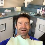 November 2015  Auch Superstars müssen mal leiden: Hugh Jackman twittert fleißig vom Zahnarztstuhl.