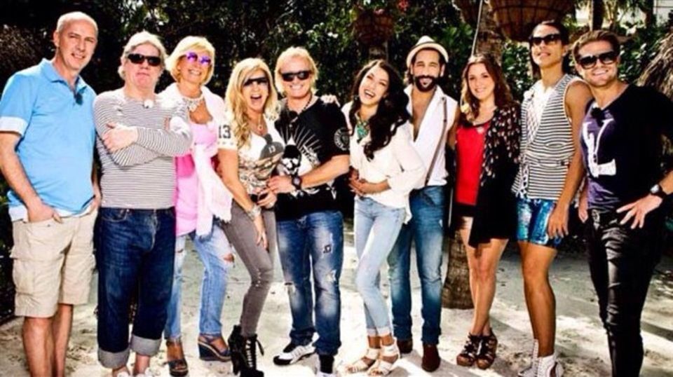 März 2015 Welche erlesene Runde: Mario Basler, Claude-Oliver Rudolph, Claudia Effenberg, die Geissens, Rebekka Mir und Massimo Sinato, Simone Ballack, Jorge González und Paul Janke. März 2015 Welche erlesene Runde: Mario Basler, Claude-Oliver Rudolph, Claudia Effenberg, die Geissens, Rebekka Mir und Massimo Sinato, Simone Ballack, Jorge González und Paul Janke.