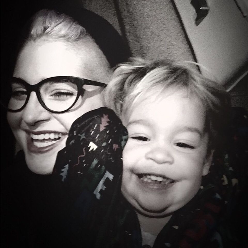 Januar 2015  Wie niedlich! Kelly Osbourne albert mit ihrer Nichte und lässt uns daran teilhaben.