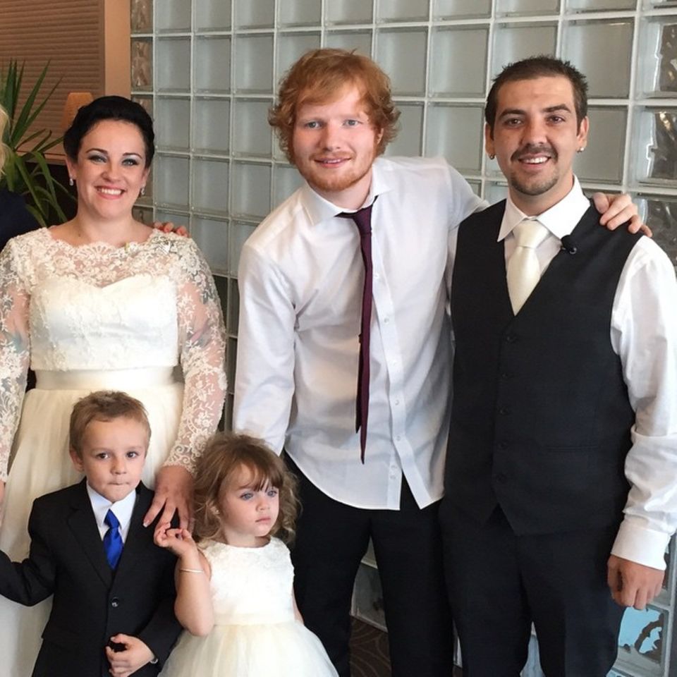 März 2015 Ed Sheeran überrascht ein Brautpaar bei ihrem Hochzeitstanz. März 2015 Ed Sheeran überrascht ein Brautpaar bei ihrem Hochzeitstanz.