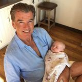 September 2015  Stolz präsentiert uns der 62-Jährige Pierce Brosnan seine dritte Enkeltochter namens Marley auf instagram.