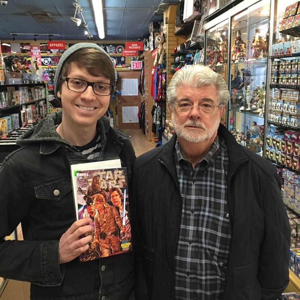 März 2015 Welch eine Ehre! George Lucas besucht den Comicladen "Midtown Comics" am Times Square in New York. Und ein sehr stolzer Fan lässt sich mit ihm ablichten, in der einen Hand ein "Star Wars" Comic und ein unbezahlbares Lächeln auf den Lippen. März 2015 Welch eine Ehre! George Lucas besucht den Comicladen "Midtown Comics" am Times Square in New York. Und ein sehr stolzer Fan lässt sich mit ihm ablichten, in der einen Hand ein "Star Wars" Comic und ein unbezahlbares Lächeln auf den Lippen.