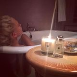 September 2015  Poppy Delevigne genießt entspannt ein Bad mit Mimose und Kardamom.