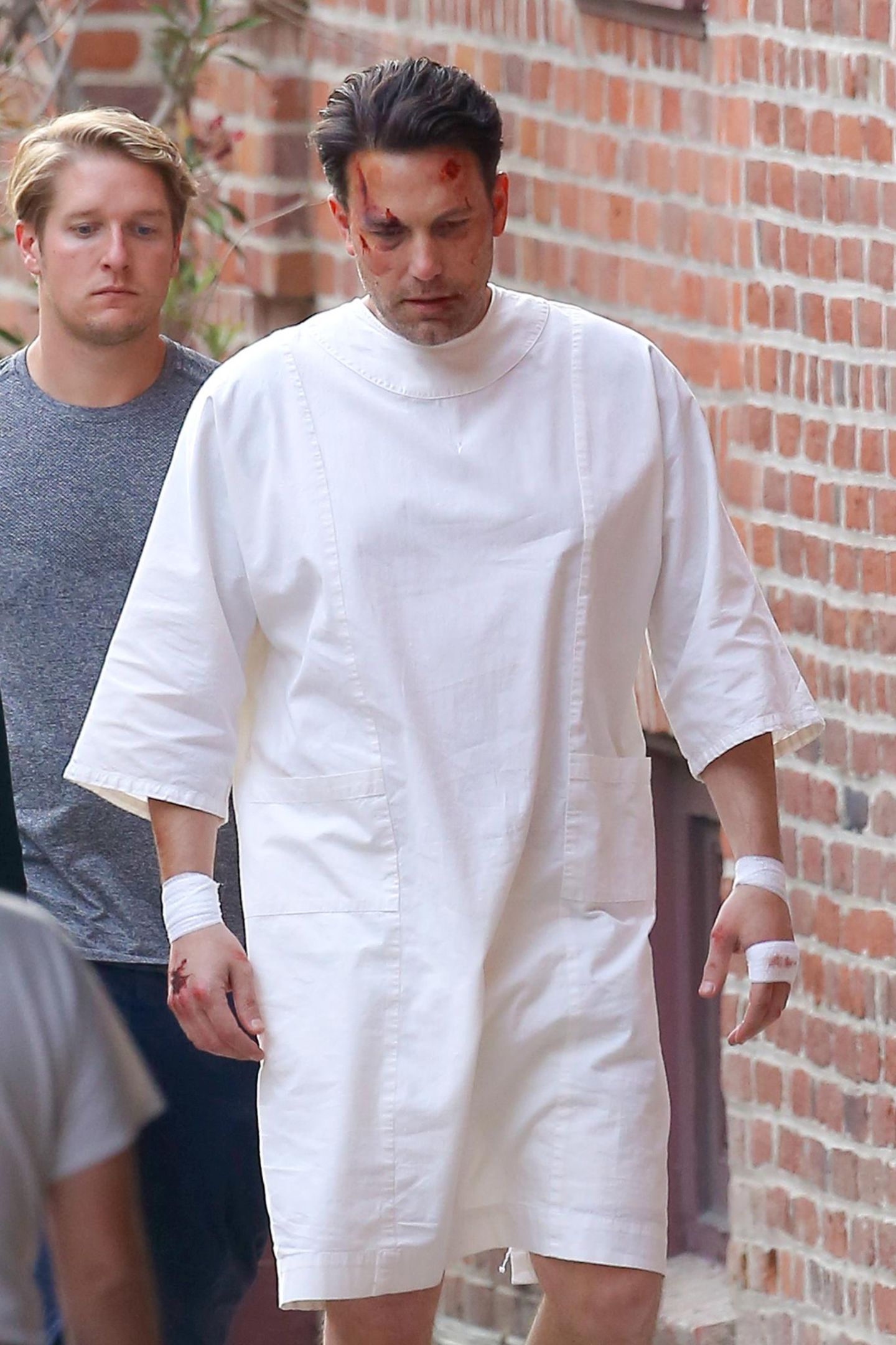 8. Dezember 2015: Nach einer anstrengenden Psychiatrie-Szene für den Film "Live by Night" braucht der blutverschmierte Ben Affleck erstmal eine Pause.