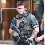 3. Mai 2015: Das sieht nach Action aus: Scott Eastwood am Set von "Suicide Squad". In der Comicverfilmung geht es um eine Gruppe von Superbösewichten, die für die Regierung ihre dreckigen Geschäfte erledigen und im Gegenzug dafür Strafmilderung und andere Vorteile erhalten.